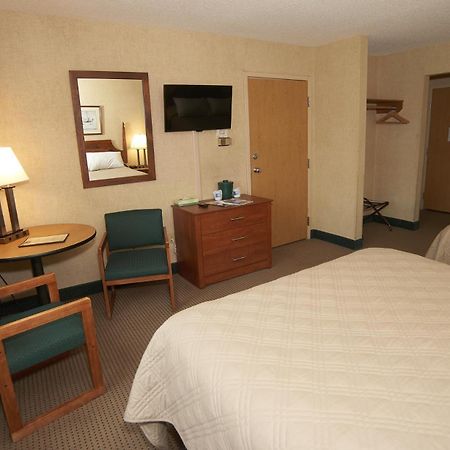 Commodores Inn Стоу Екстериор снимка