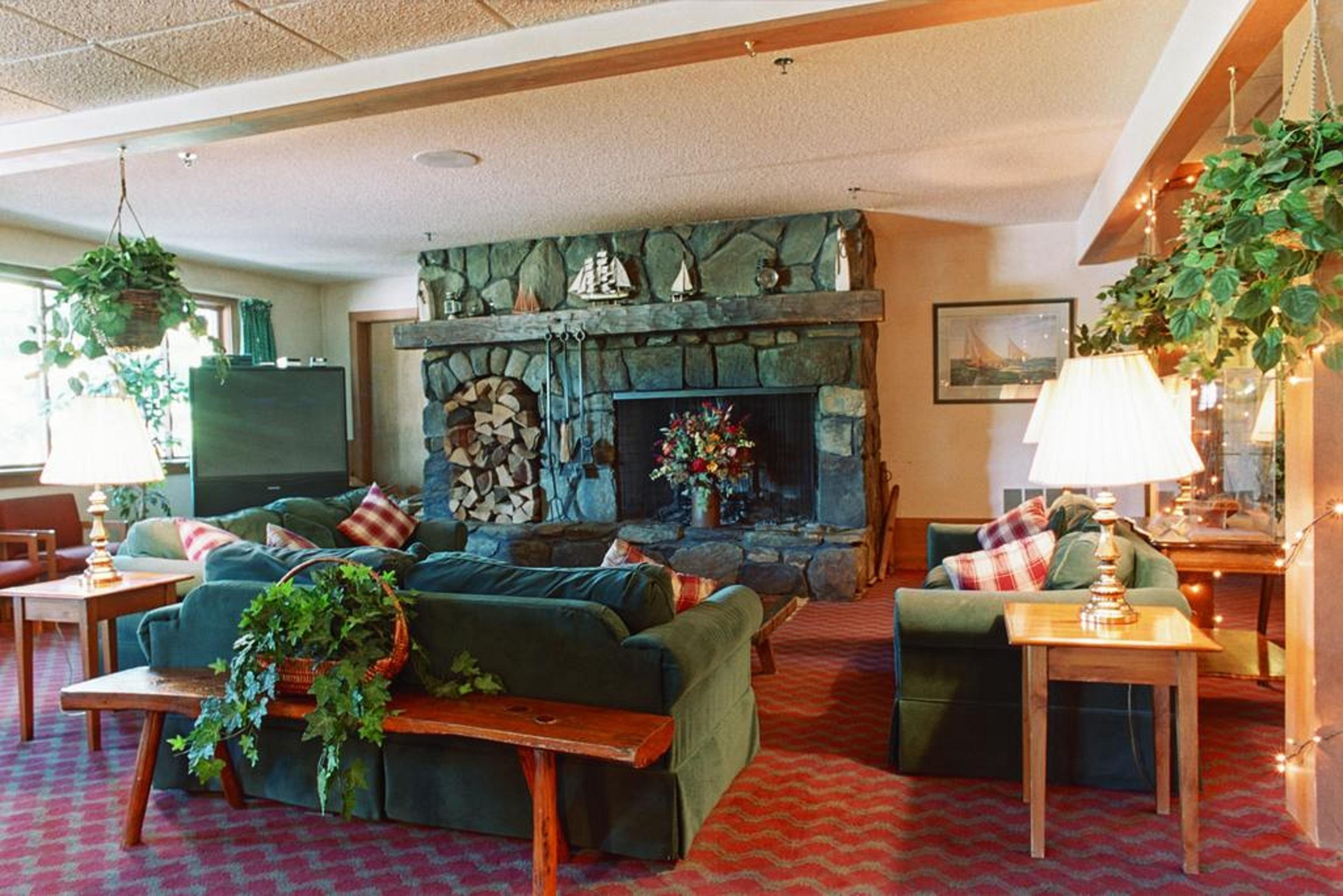 Commodores Inn Стоу Екстериор снимка