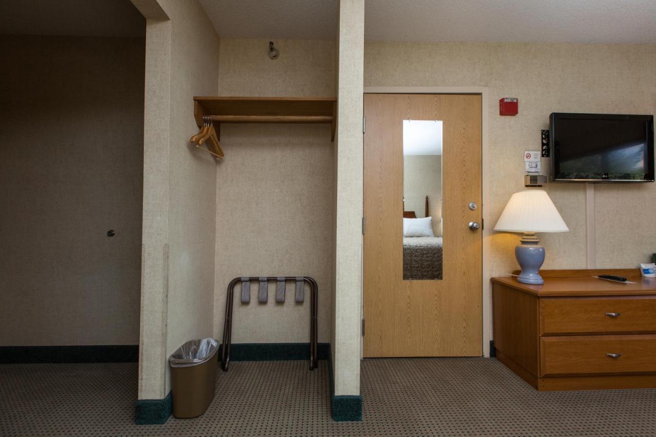 Commodores Inn Стоу Екстериор снимка
