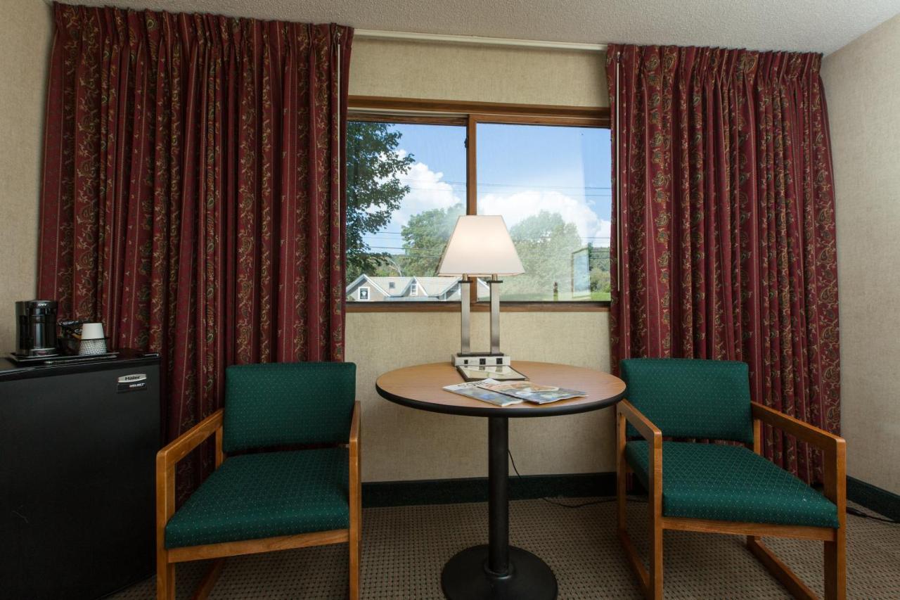 Commodores Inn Стоу Екстериор снимка