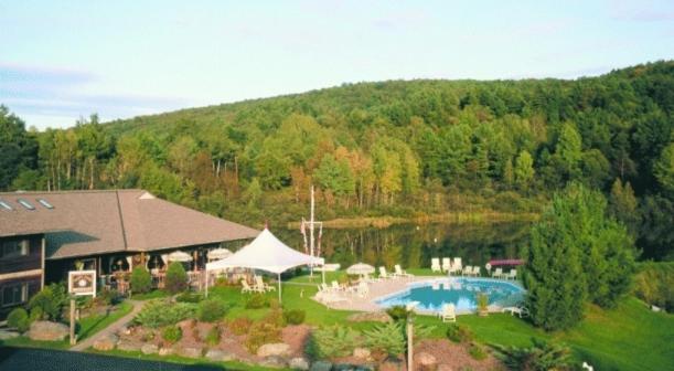 Commodores Inn Стоу Екстериор снимка